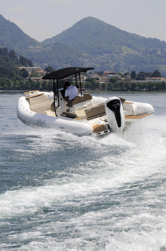 BWA Sport 28 GTO in navigazione di poppa