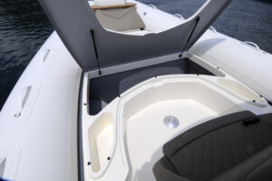 BWA Sport 28 GTO secondo gavone prua