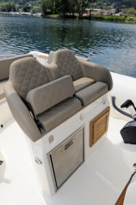 BWA-28-sedili-al-timone