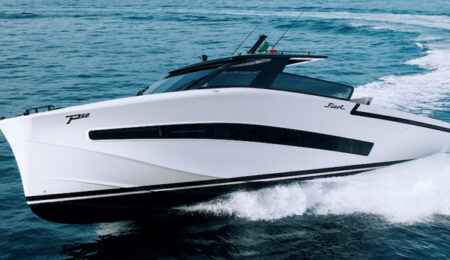 Frutto della collaborazione tra Fiart e Stefano Pastrovich, il P58 è uno yacht di 17,75 metri di lunghezza, completamente customizzabile. Questa imbarcazione è stata realizzata con due ampie cabine armatoriali, entrambe con bagno e dotate di due lavabi, zona beauty e una grande doccia. Dalla dinette si accede anche a un terzo bagno, dedicato agli ospiti. Inoltre, sono presenti in coperta quattro aree fruibili senza soluzione di continuità. FIART www.fiart.com