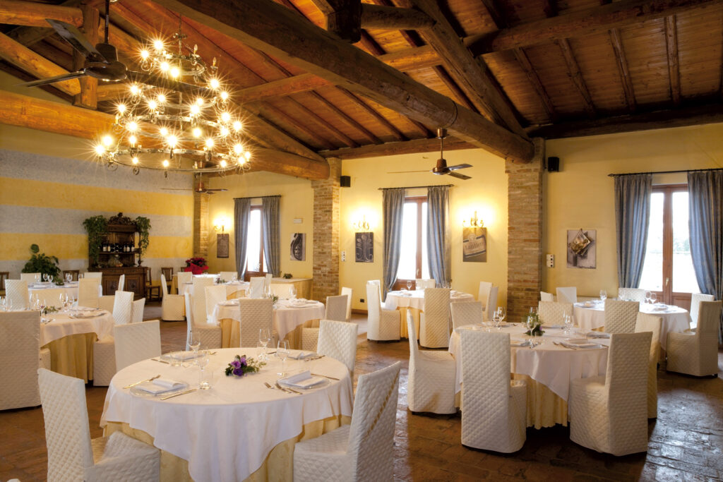 La-sala-di-corte-lantieri-con-tavoli-apparecchiati
