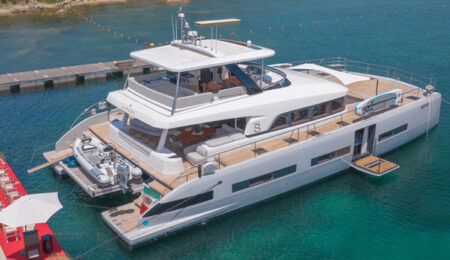 Lagoon-Seventy8-catamarano-render-in-banchina