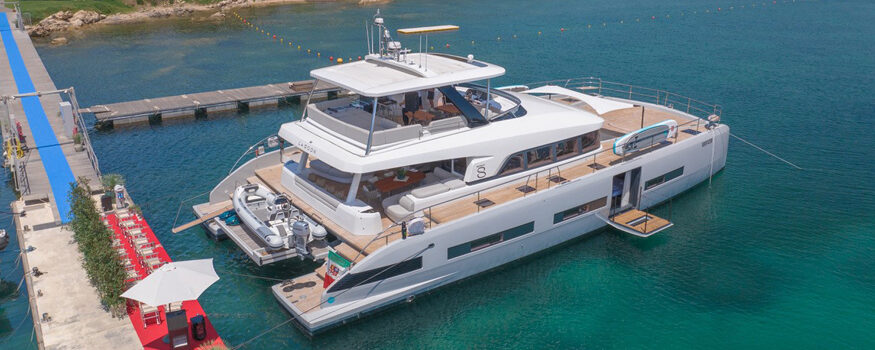 Lagoon-Seventy8-catamarano-render-in-banchina