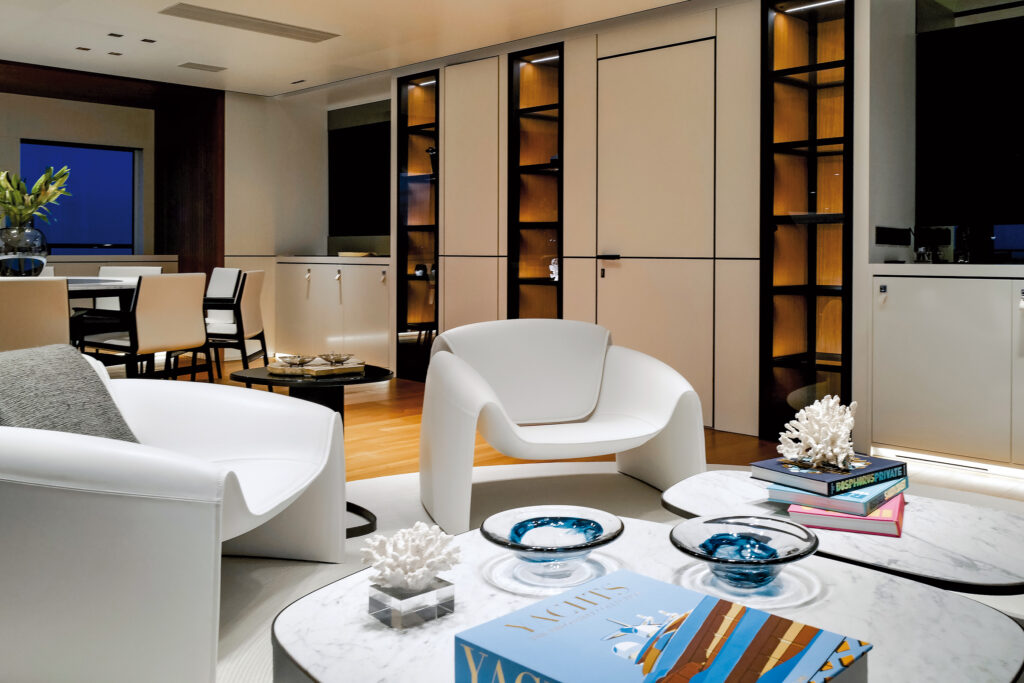 Pulina-Exclusive-Interiors-Sala-Divano-Bianco