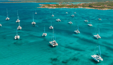 lagoon-40-anni-catamarani-in-mare-foto-del-drone-sardegna