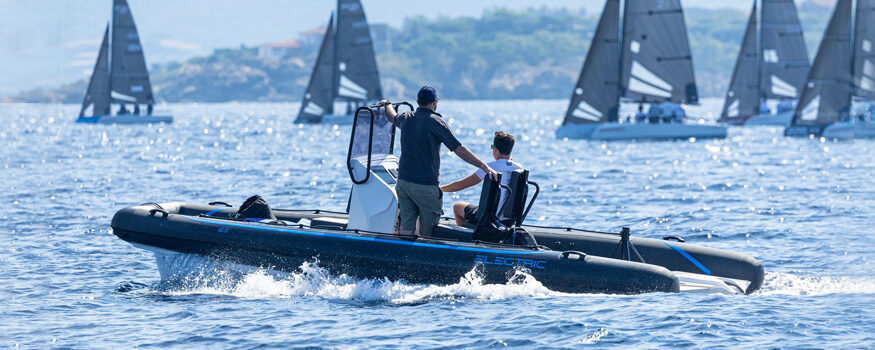 Gommone-in-mare-durante-i-Mondiali-di-Vela-Innovativa e blue village
