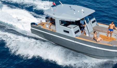 Tuccoli Marine a Genova 2024 con il catamarano Tender Mokaccino