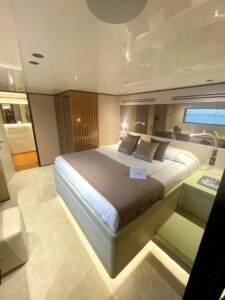 WIDERCAT-92-cabina-armatoriale-con-grande-specchio