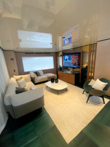 WIDERCAT-92-salone-interno-con-televisore-due-divani-e-poltrone