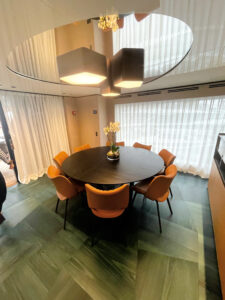 WIDERCAT-92-tavolo-rotondo-nel-salone-