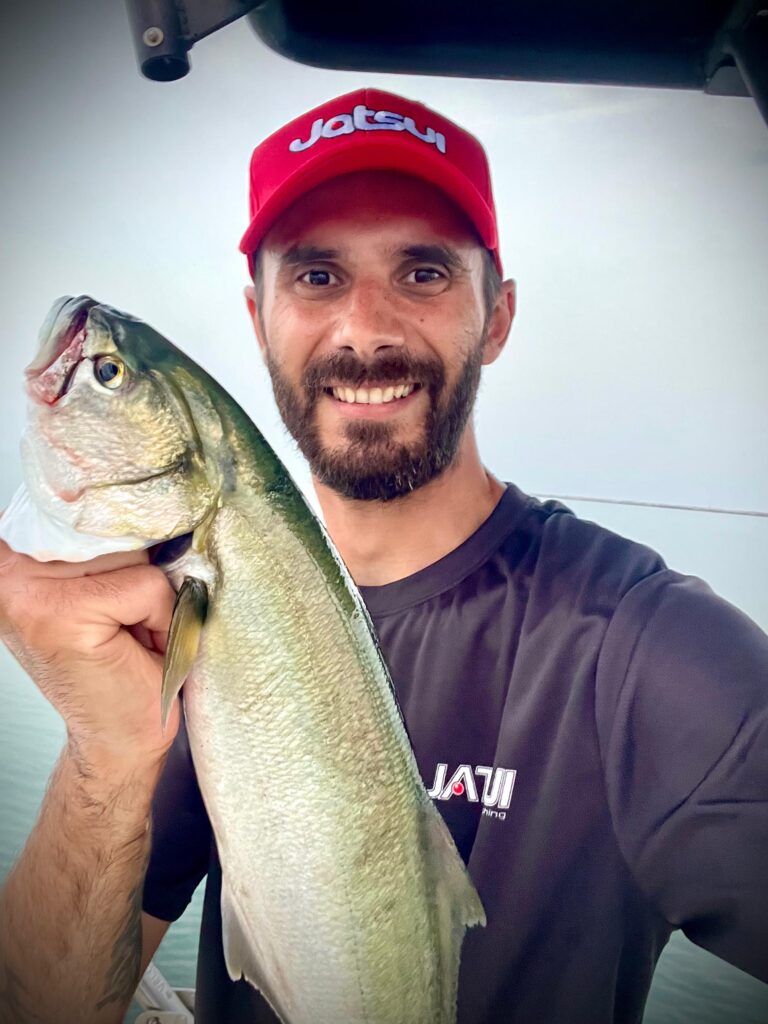 juri perissotto con un pesce appena pescato