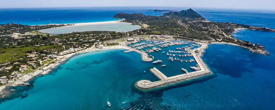 marina-di-villasimius-porto-con-vista-dall-alto-mare-blu-e-spiagge-sardegna