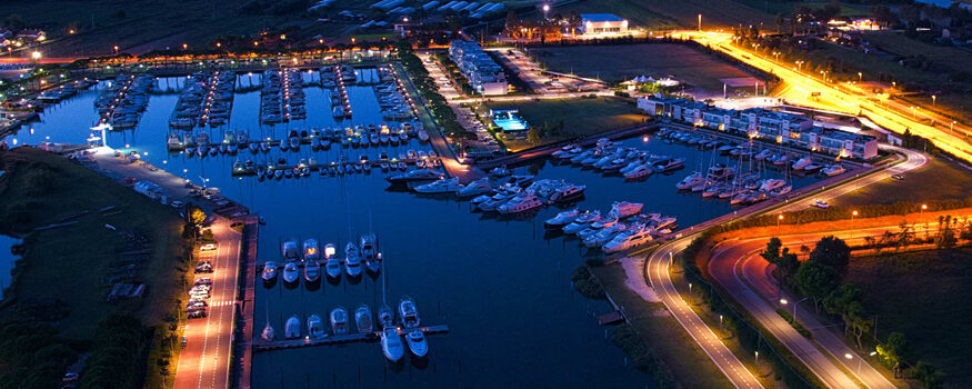 porto-turistico-di-jesolo-marina-rsort-vista-ormeggio-notturna-con-drone