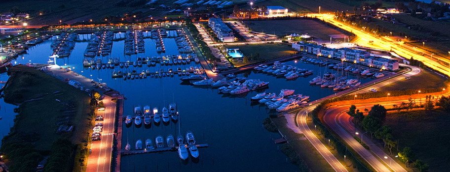 porto-turistico-di-jesolo-marina-rsort-vista-ormeggio-notturna-con-drone