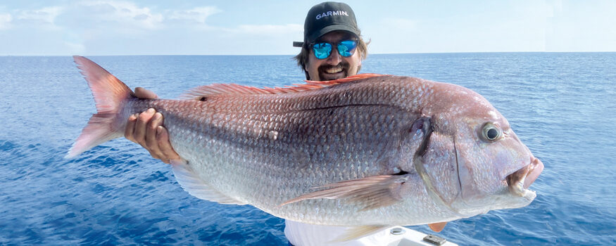 Manuel-carillo-in barca con un pesce pescato con la traina a vivo profonda