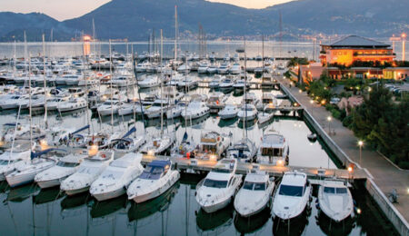 PORTO-LOTTI-ORMEGGI-YACHT-E-SUPERYACHT-AL-TRAMONTO-CON-SOLE-ALL-ORIZZONTE