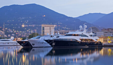 porto-mirabello-ormeggio-yacht-e-superyacht-liguria-di-sera-tramonto