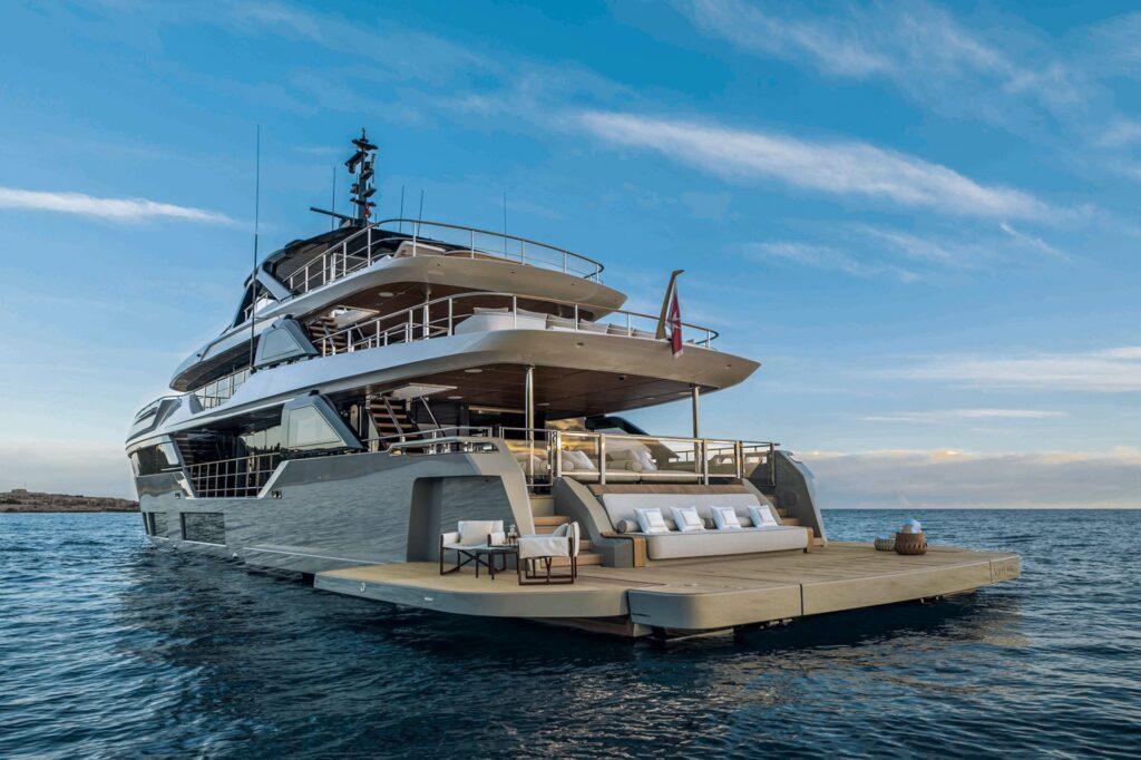 Esterno custom line navetta 38 vista a poppa con beach deck