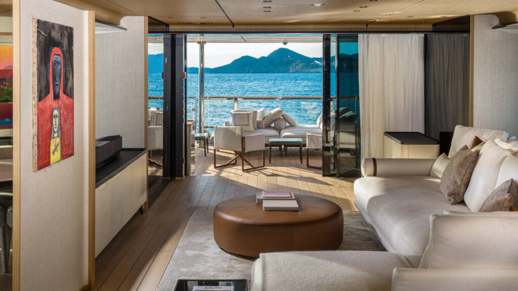 Interni custom line navetta 38 salone con vista mare