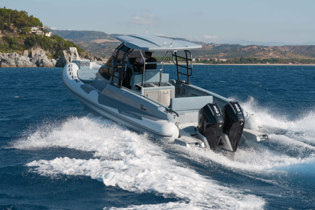 Cayman 33.0 Executive in navigazione
