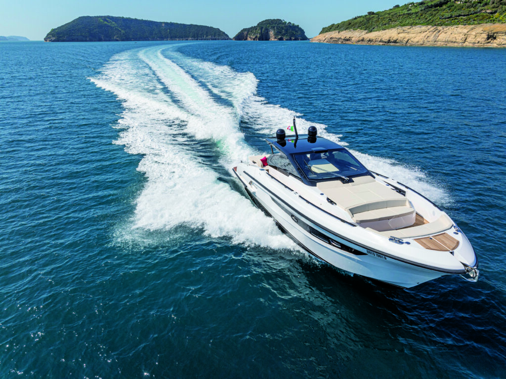le-mans-50-barca-a-motore-in-movimento-in-mare-da-davanti