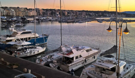 marina-capo-d-anzio-lungomare-al-tramonto-con-barche-ormeggiate