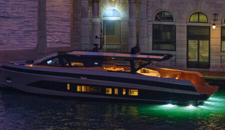 wallywhy100-ormeggiata-di-notte-con-luci-posteriori-subacquee