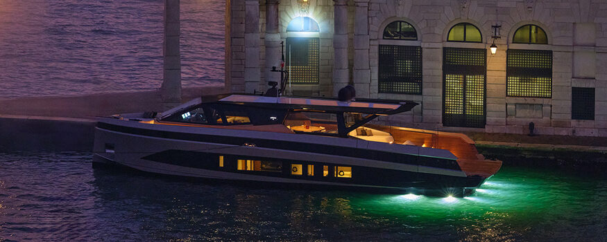 wallywhy100-ormeggiata-di-notte-con-luci-posteriori-subacquee