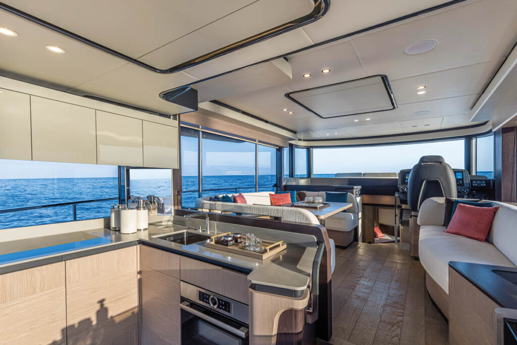 Navetta53-cabina di pilotaggio e salone