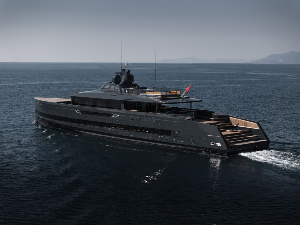 alia yachts sam 45m in navigazione con vista laterale