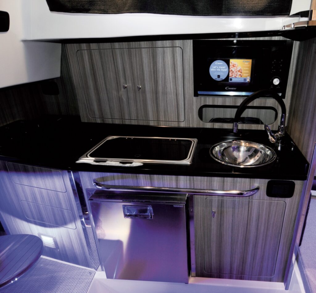cucina interna barca 9 metri