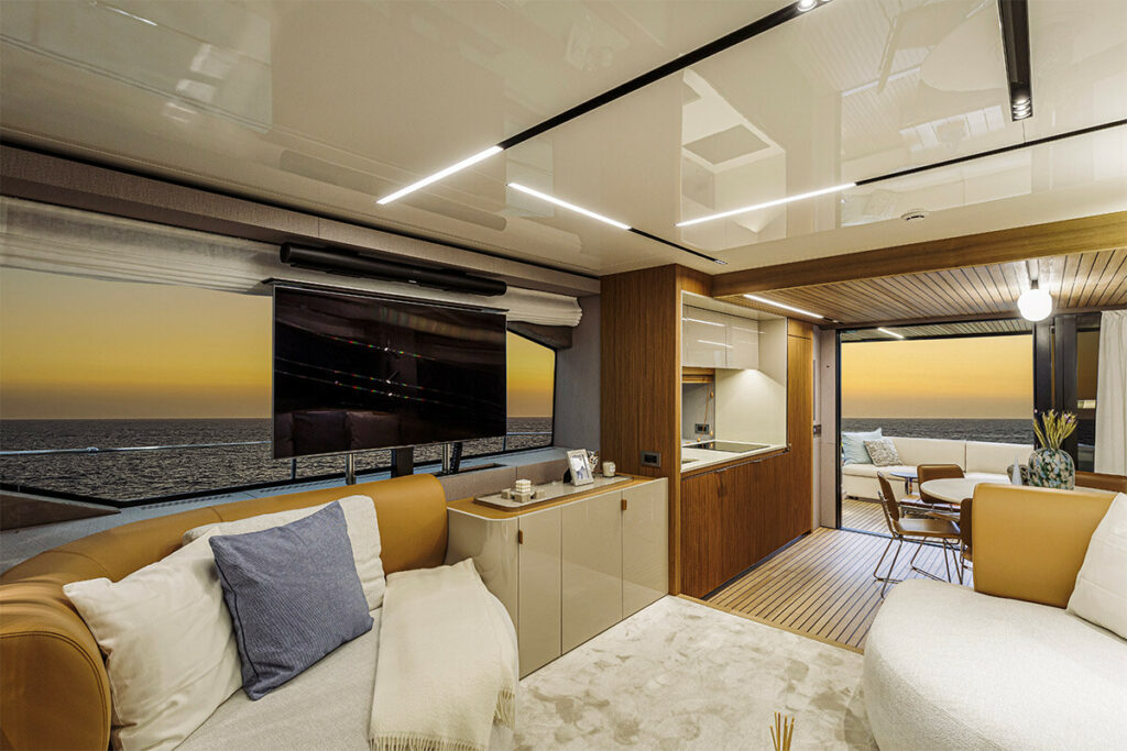 Salone flybridge 