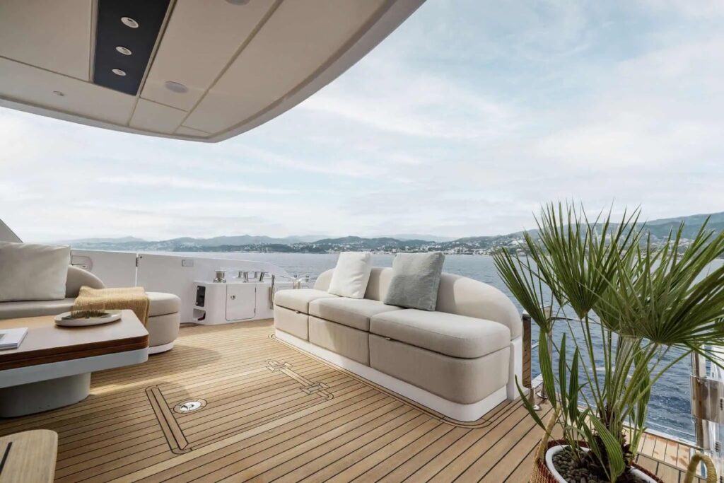 Azimut Fly 62 beach cockpit