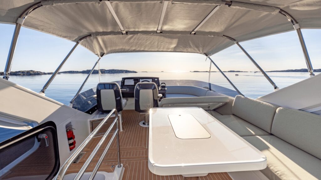 Yacht Flybridge