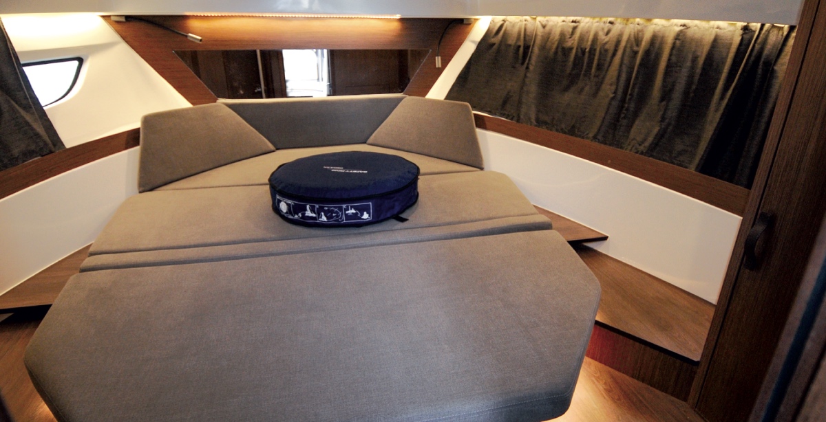 cabina beneteau Antares 11
