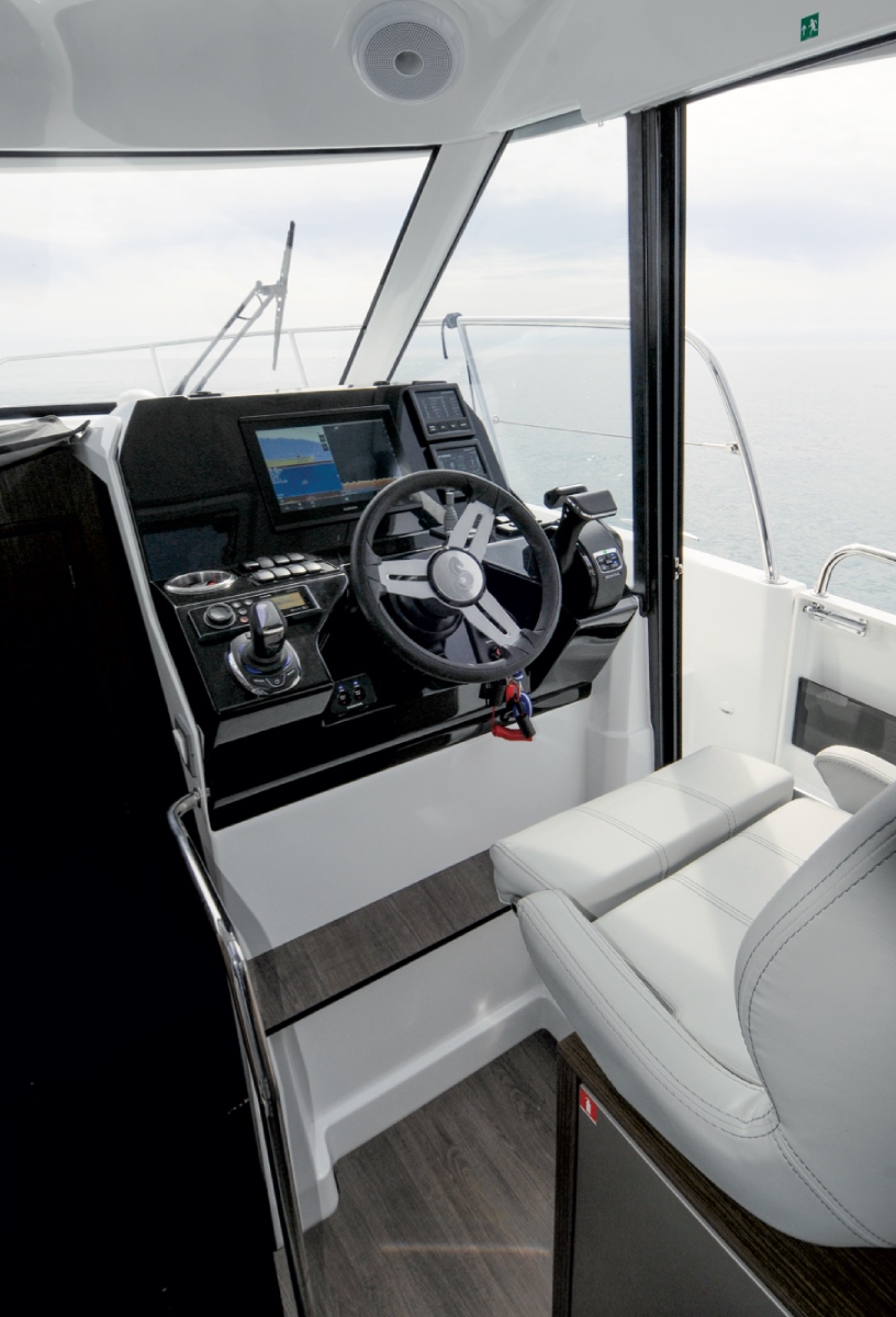 postazione pilotaggio beneteau Antares 11