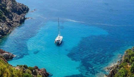 Catamarano in rada
