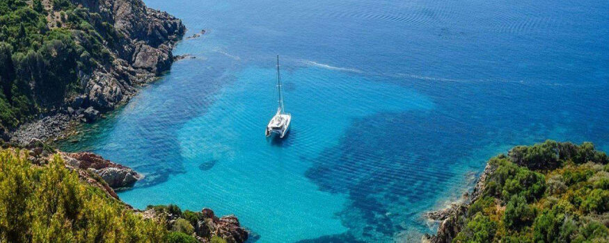 Catamarano in rada