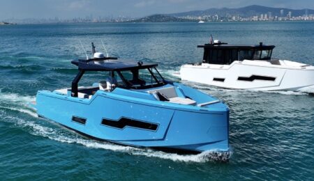 Fabbro-Yachts-F45 in navigazione versione blu e bianca
