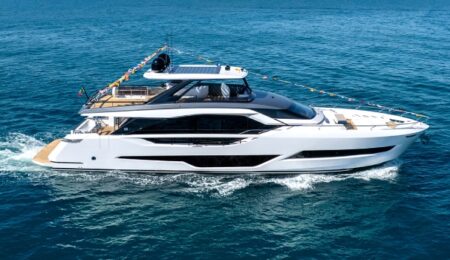 Ferretti Yachts 800 in navigazione