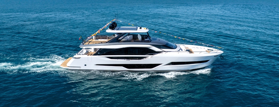 Ferretti Yachts 800 in navigazione
