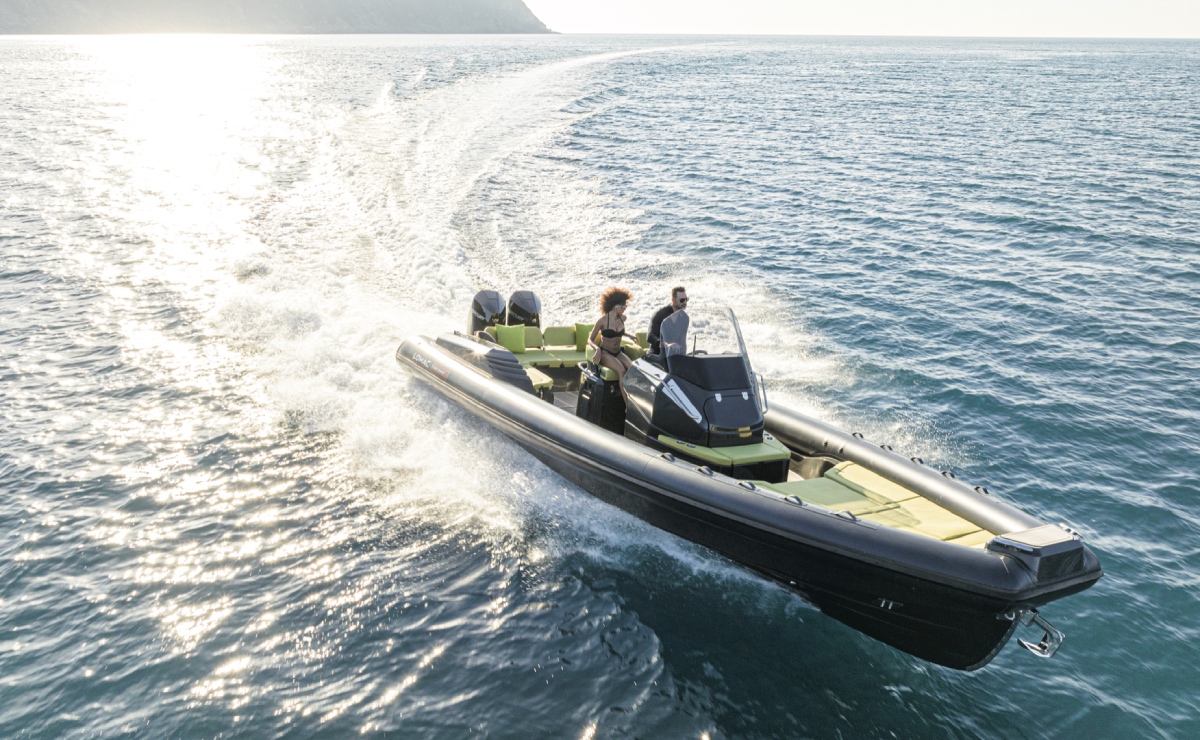 Firmato da Federico Fiorentino,il Lomac Turismo 9.5 unisce stile sportivo e comfort grazie a una carena performante, una coperta walkaround con ampi prendisole a prua e a poppa, e due motori da 300 HP, pensati per assicurare sicurezza e versatilità durante la navigazione.