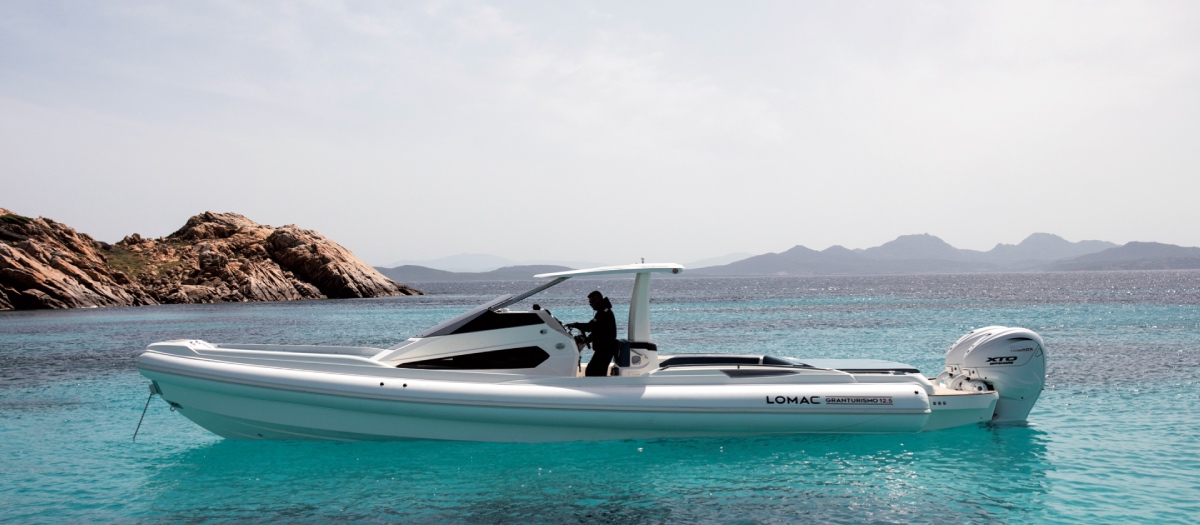 Federico Fiorentino ha curato il restyling del Lomac GranTurismo 12.5, aggiornando il design con linee più moderne e funzionali, migliorando comfort e abitabilità senza rinunciare allo spirito sportivo del modello originale.