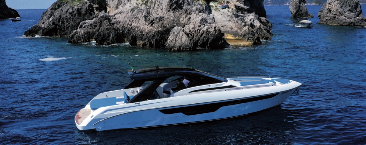MIG 45 HT: l’eleganza dell’open italiano reinventata, con 13,75 metri di lunghezza, motorizzazioni fino a 650 HP e design walkaround con hard-top integrato per garantire comfort e performance in ogni navigazione.