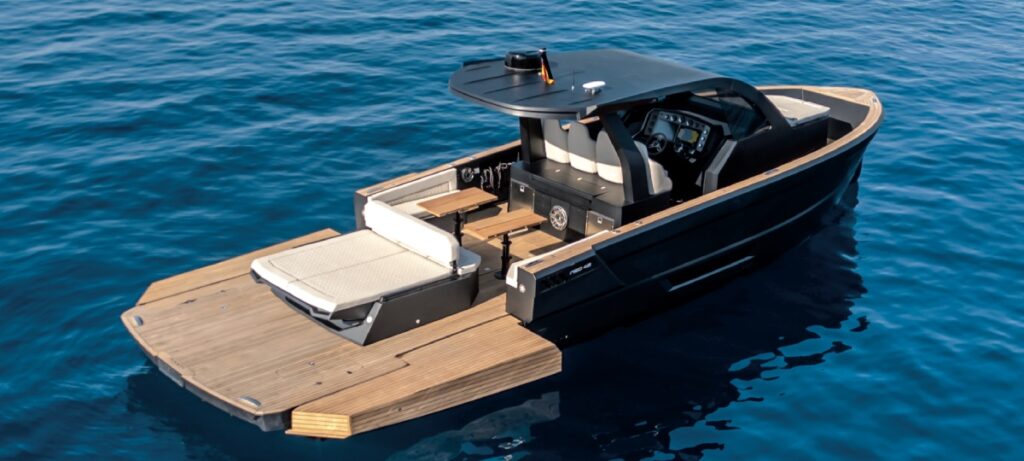esterni barca di lusso 13 metri con terrazze laterali abbattibili che ampliano la superficie disponibile