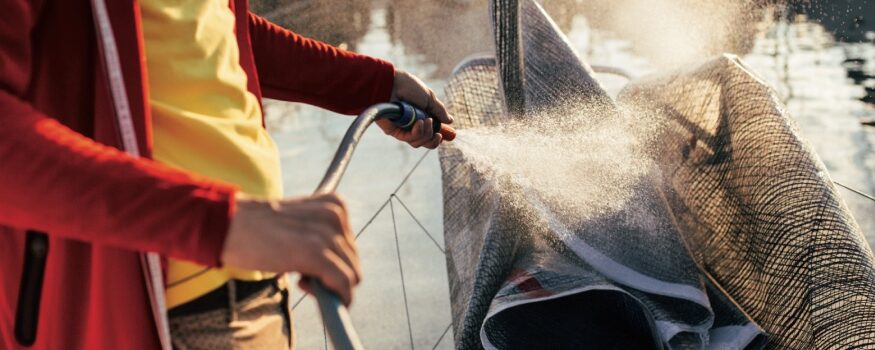 strategie per proteggere la barca e il fuoribordo durante l'estate