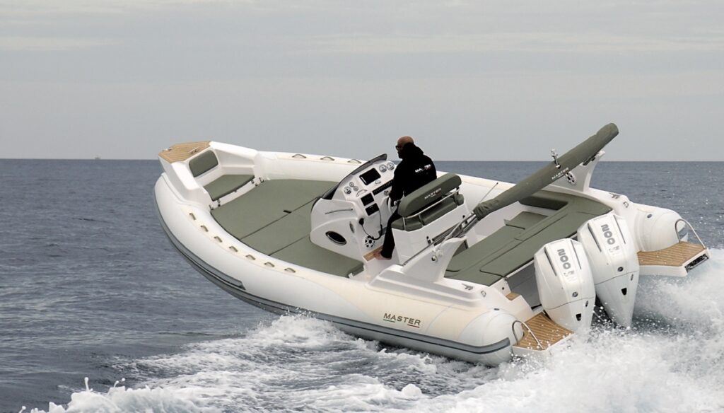 battello in navigazione