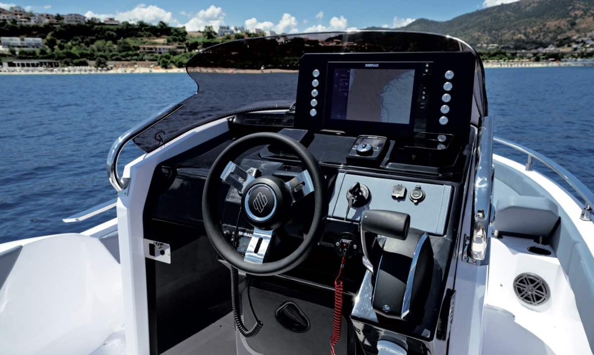 postazione di pilotaggio barca open 7,80 metri