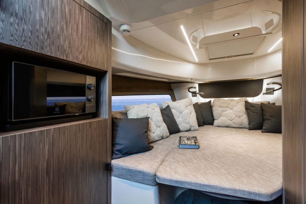 A32 Luxury tender interni