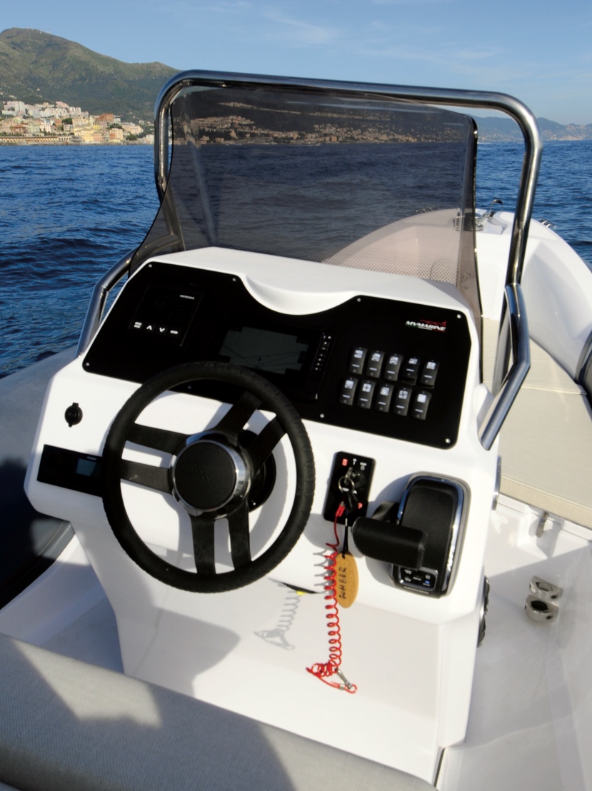 consolle di guida del gommone MV Marine 27 GT